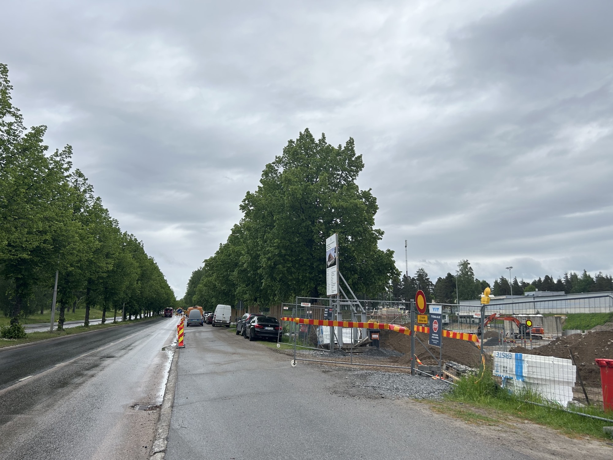 Valtakatua, pyörätietä, sisäliikuntahallin rakennustyömaata.